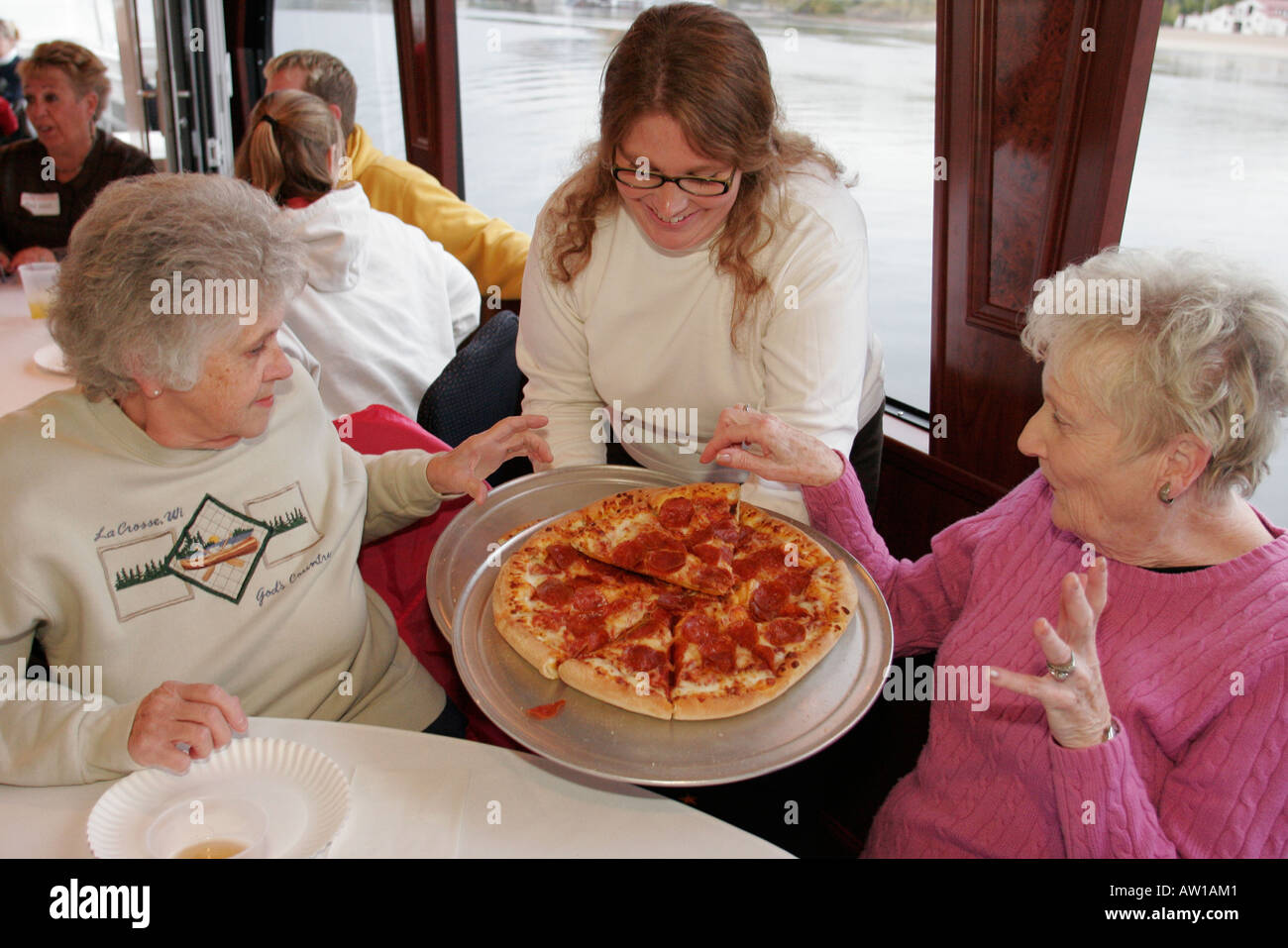 La Crosse Wisconsin, Mississippi River, eau, Island girl, filles, croisière en bateau, tour en bateau, seniors citoyens citoyens, femmes, serveur de serveuse employé dans Banque D'Images