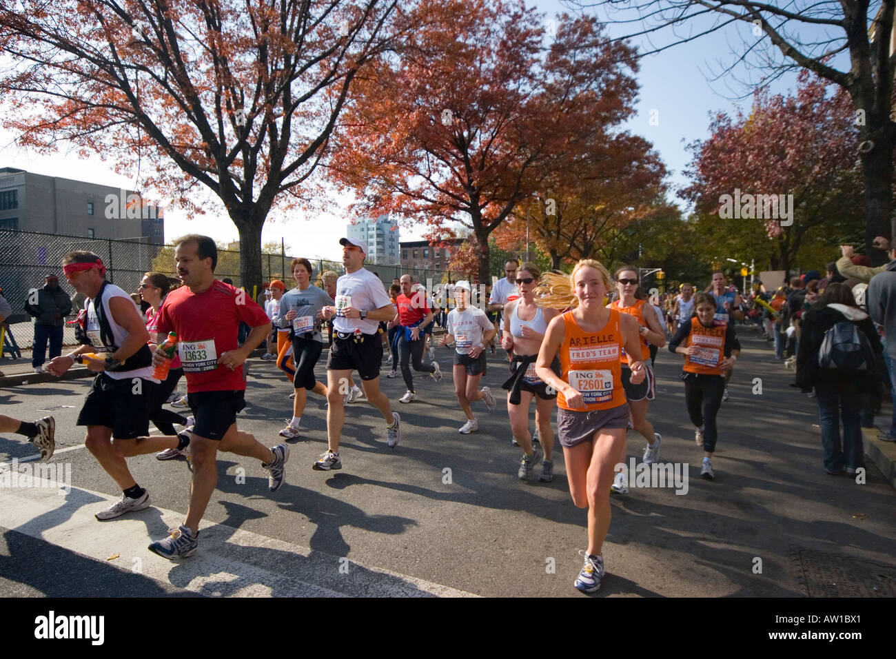 Concurrents dans le 2006 ING New York City Marathon près de la marque 10 km de Brooklyn 5 novembre 2006 JMH1845 Banque D'Images