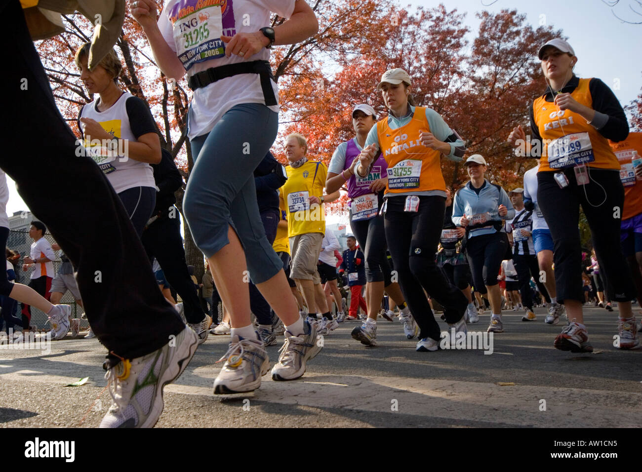 Low angle shot runner 31755 Natalie Prosek (30) du New Jersey et d'autres en 2006 ING New York City Marathon. JMH1898 Banque D'Images