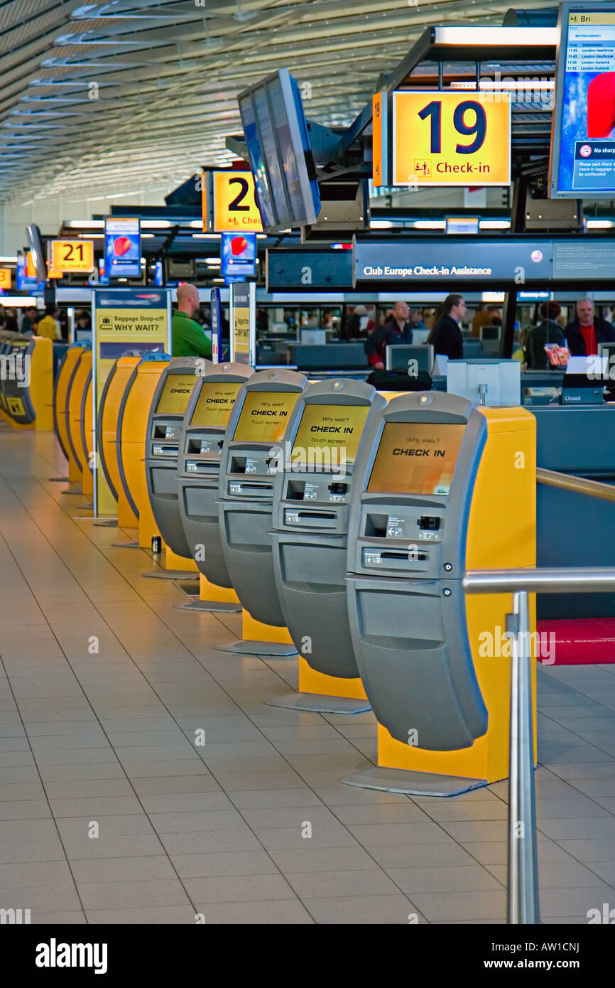 Les bornes de billetterie automatique à l'aéroport de Schiphol, Pays-Bas Banque D'Images