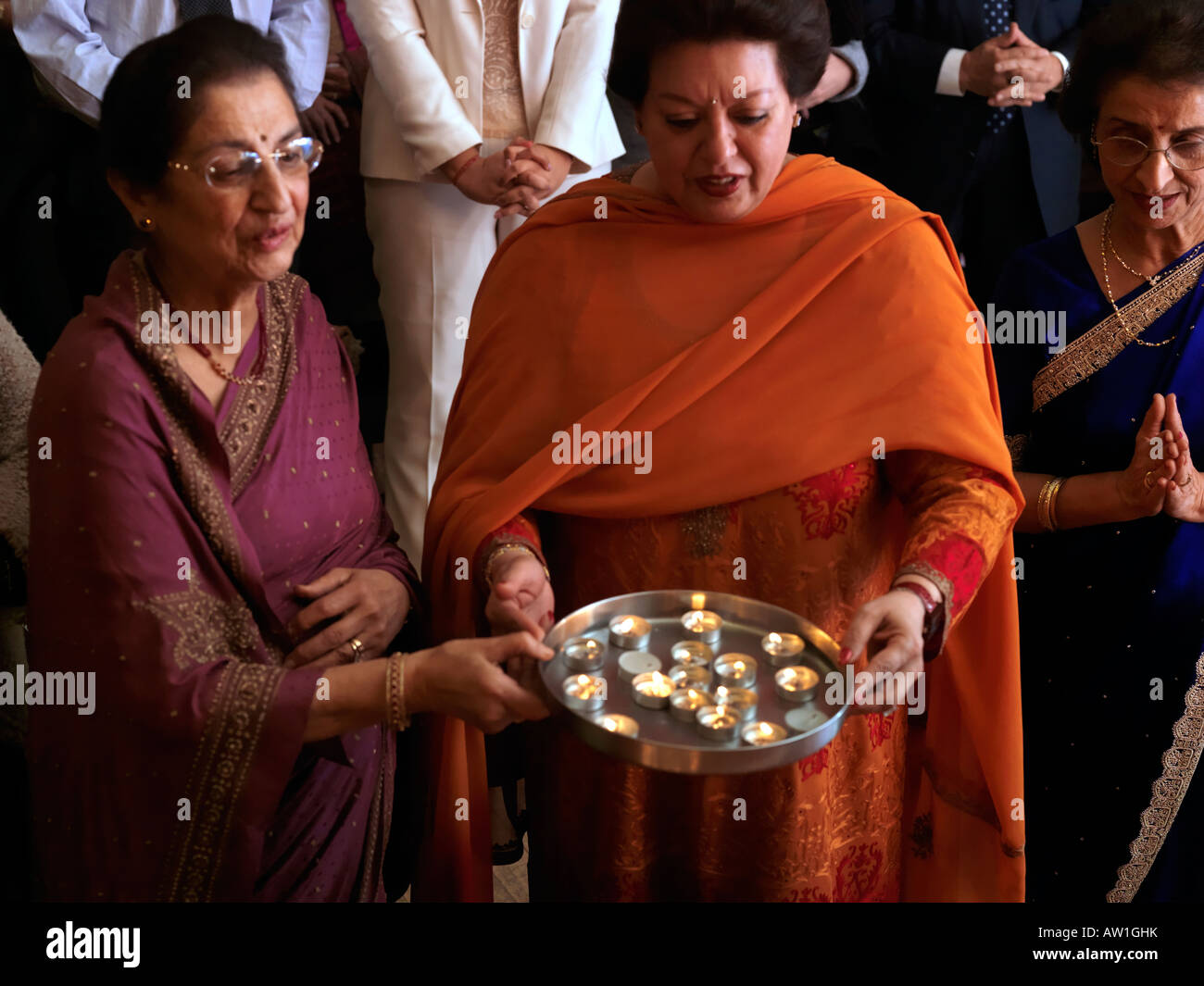 Diwali Wandswoth Town Hall Londres femmes exécutant la cérémonie Arti Banque D'Images