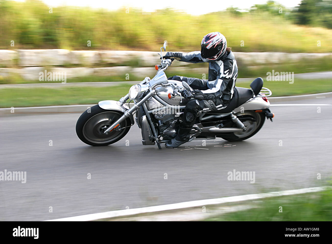 Harley Davidson V-Rod roulant et jetant des étincelles Banque D'Images