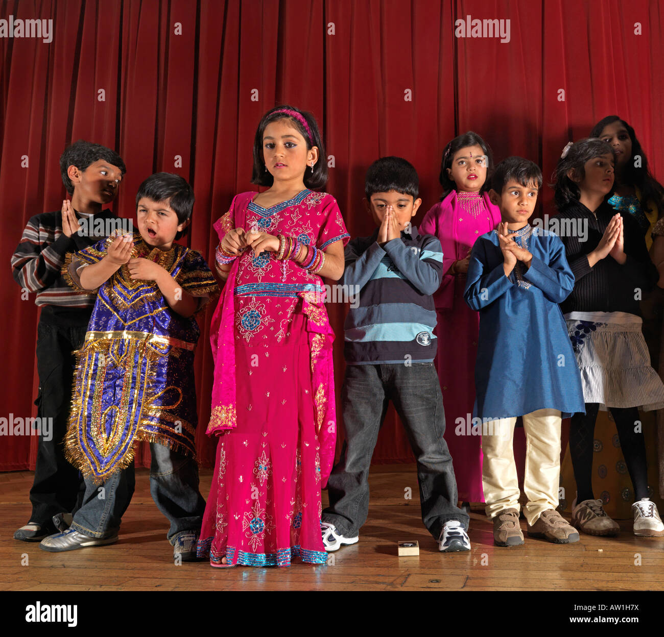 Diwali Wandswoth Ville Hall Londres Enfants priant sur scène lors de la cérémonie des lumières la cérémonie Arti Banque D'Images
