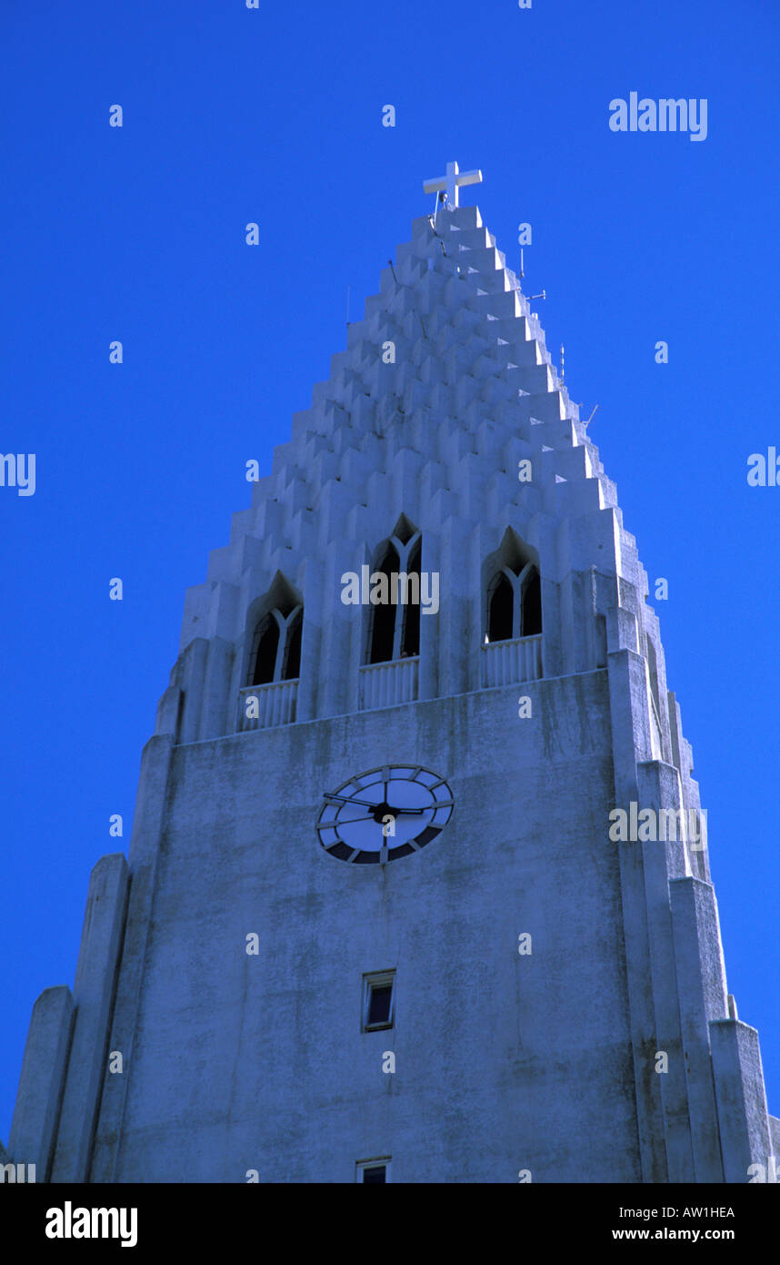 Clocher et horloge face de l'église de Hallgrímur, cathédrale de Rekjavivk, Islande. Banque D'Images