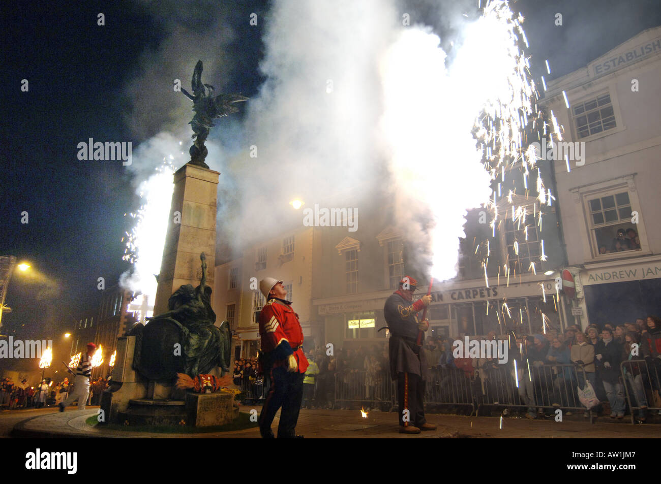 Les étincelles et flammes voler autour du monument commémoratif de guerre au cœur de l'assemblée annuelle de Lewes Bonfire Night spectacle Banque D'Images