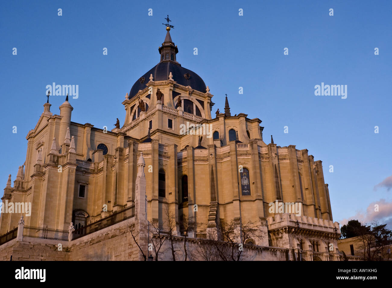 La cathédrale catholique romaine Santa María la Real de la Almudena est situé dans le centre de Madrid, Espagne. Banque D'Images