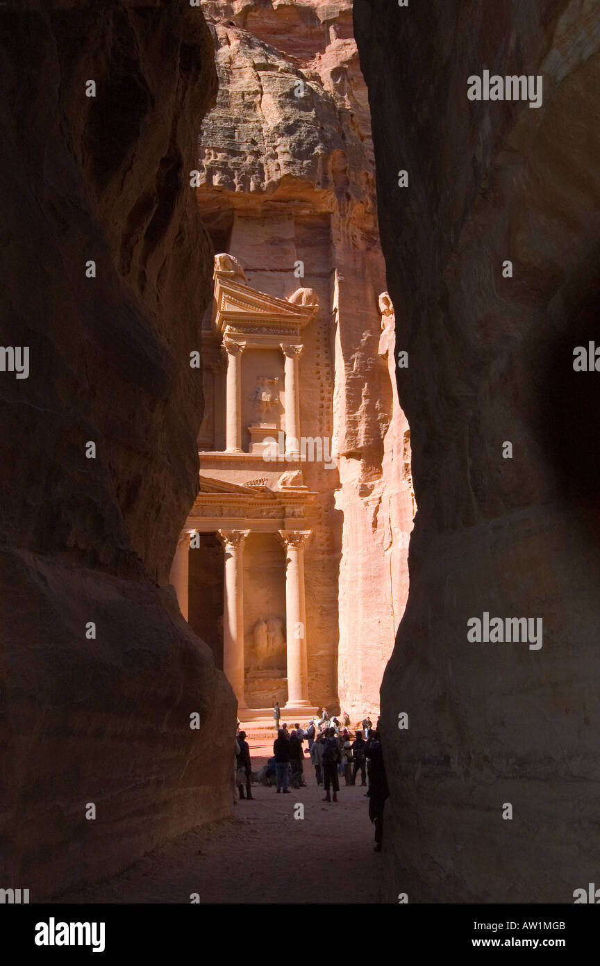 Jordanie Petra canyon Bab es-Sik en face du secrétariat du Khazne Firaun tombe un monument du Nabatean Banque D'Images