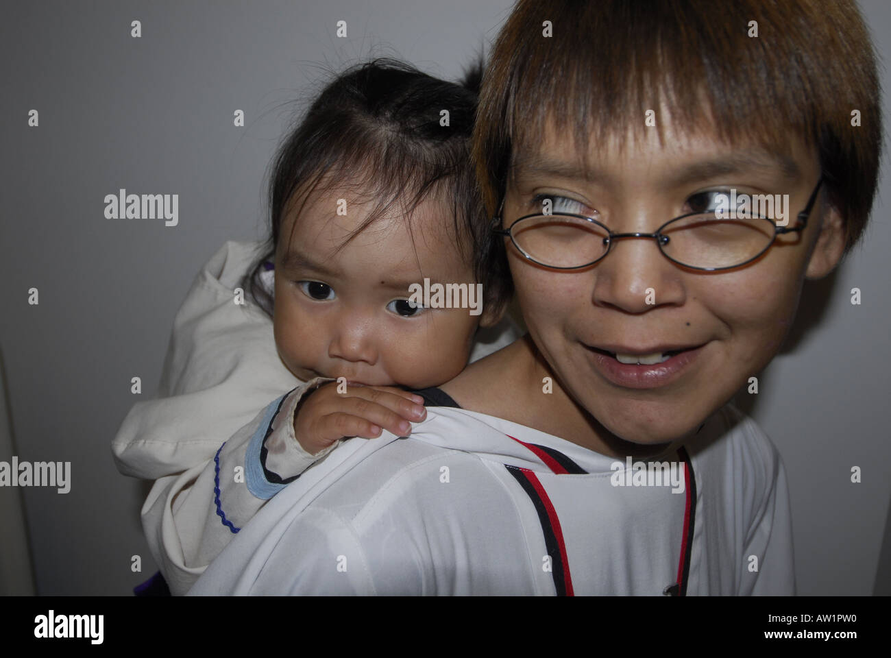 Les adolescents inuits parution modèle chants portant leurs vêtements traditionnels M. Pond Inlet, île de Baffin, l'Extrême-Arctique canadien touristiques éloignées isolées brouillard randonnée rock rockly langue les bottes habillées de folklore local Banque D'Images