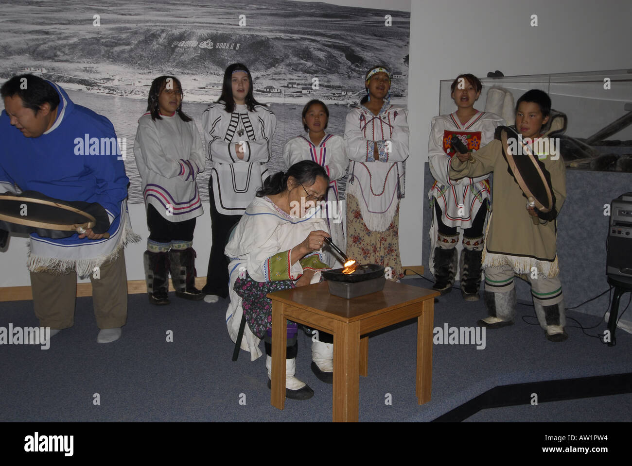 Le chant de gorge inuit teens portant leurs vêtements traditionnels à Pond Inlet, île de Baffin, l'Extrême-Arctique canadien touristiques éloignées isolées brouillard randonnée rock rockly langue les bottes habillées de folklore local Banque D'Images