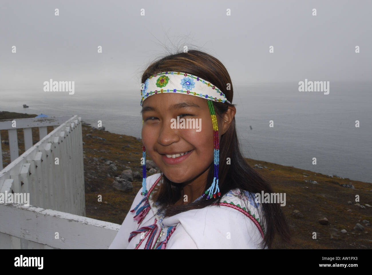 Les adolescents inuits parution modèle chants portant leurs vêtements traditionnels M. Pond Inlet, île de Baffin, l'Extrême-Arctique canadien touristiques éloignées isolées brouillard randonnée rock rockly langue les bottes habillées de folklore local Banque D'Images
