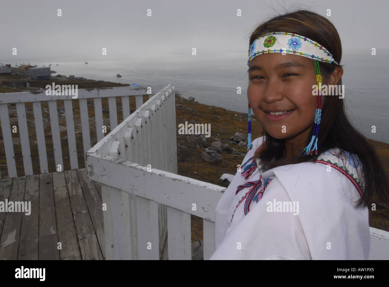 Les adolescents inuits parution modèle chants portant leurs vêtements traditionnels M. Pond Inlet, île de Baffin, l'Extrême-Arctique canadien touristiques éloignées isolées brouillard randonnée rock rockly langue les bottes habillées de folklore local Banque D'Images