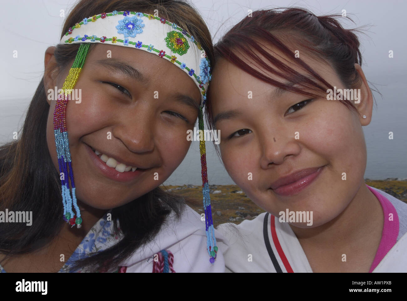 Les adolescents inuits parution modèle chants portant leurs vêtements traditionnels M. Pond Inlet, île de Baffin, l'Extrême-Arctique canadien touristiques éloignées isolées brouillard randonnée rock rockly langue les bottes habillées de folklore local Banque D'Images