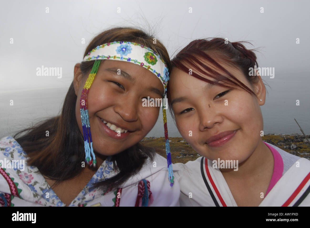 Les adolescents inuits parution modèle chants portant leurs vêtements traditionnels M. Pond Inlet, île de Baffin, l'Extrême-Arctique canadien touristiques éloignées isolées brouillard randonnée rock rockly langue les bottes habillées de folklore local Banque D'Images