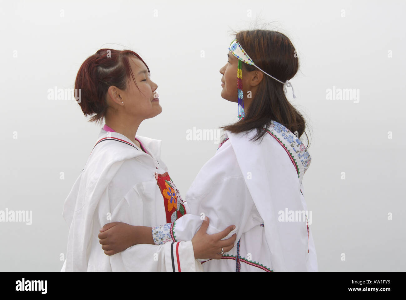 Les adolescents inuits parution modèle chants portant leurs vêtements traditionnels M. Pond Inlet, île de Baffin, l'Extrême-Arctique canadien touristiques éloignées isolées brouillard randonnée rock rockly langue les bottes habillées de folklore local Banque D'Images