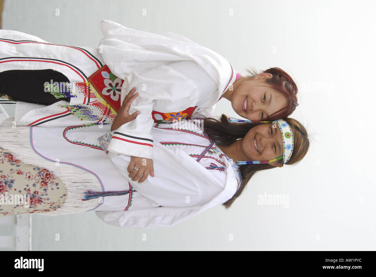 Les adolescents inuits parution modèle chants portant leurs vêtements traditionnels M. Pond Inlet, île de Baffin, l'Extrême-Arctique canadien touristiques éloignées isolées brouillard randonnée rock rockly langue les bottes habillées de folklore local Banque D'Images