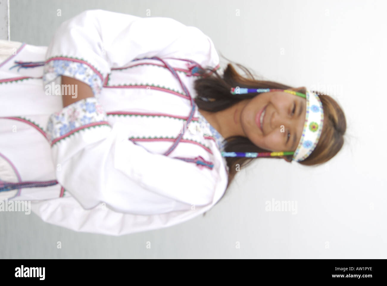 Les adolescents inuits parution modèle chants portant leurs vêtements traditionnels M. Pond Inlet, île de Baffin, l'Extrême-Arctique canadien touristiques éloignées isolées brouillard randonnée rock rockly langue les bottes habillées de folklore local Banque D'Images