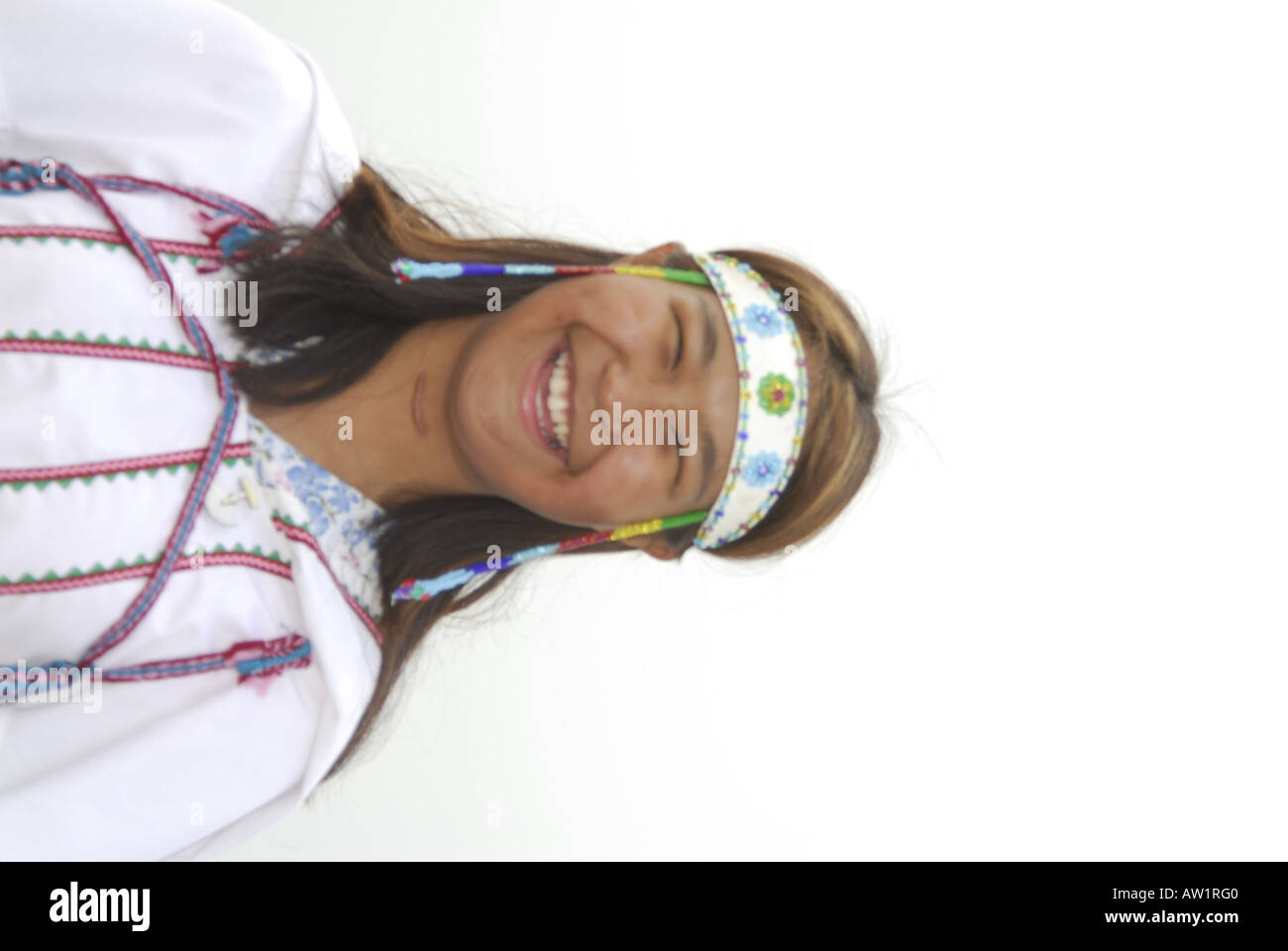 Les adolescents inuits parution modèle chants portant leurs vêtements traditionnels M. Pond Inlet, île de Baffin, l'Extrême-Arctique canadien touristiques éloignées isolées brouillard randonnée rock rockly langue les bottes habillées de folklore local Banque D'Images