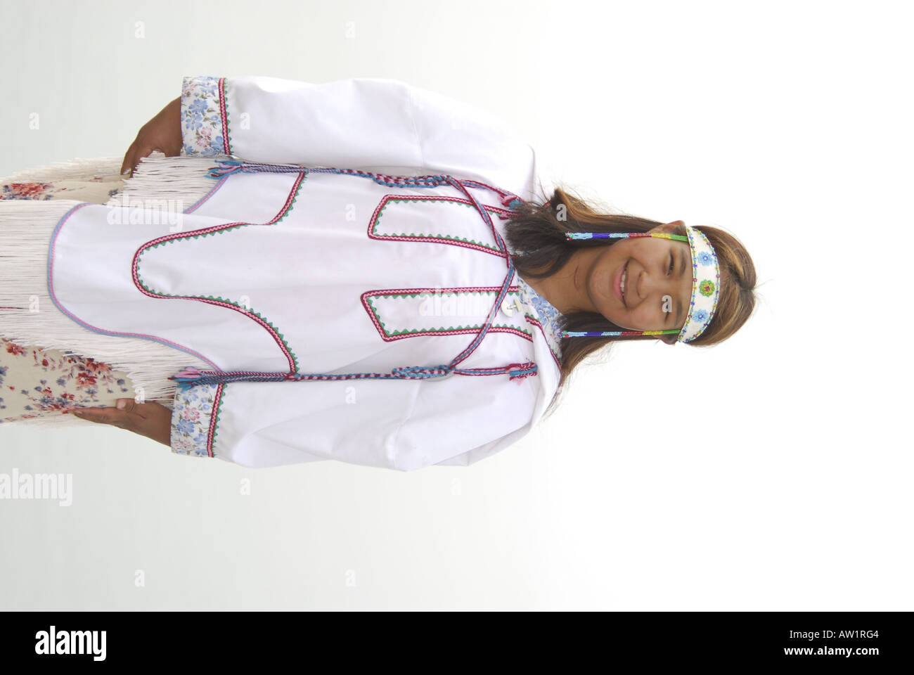 Les adolescents inuits parution modèle chants portant leurs vêtements traditionnels M. Pond Inlet, île de Baffin, l'Extrême-Arctique canadien touristiques éloignées isolées brouillard randonnée rock rockly langue les bottes habillées de folklore local Banque D'Images