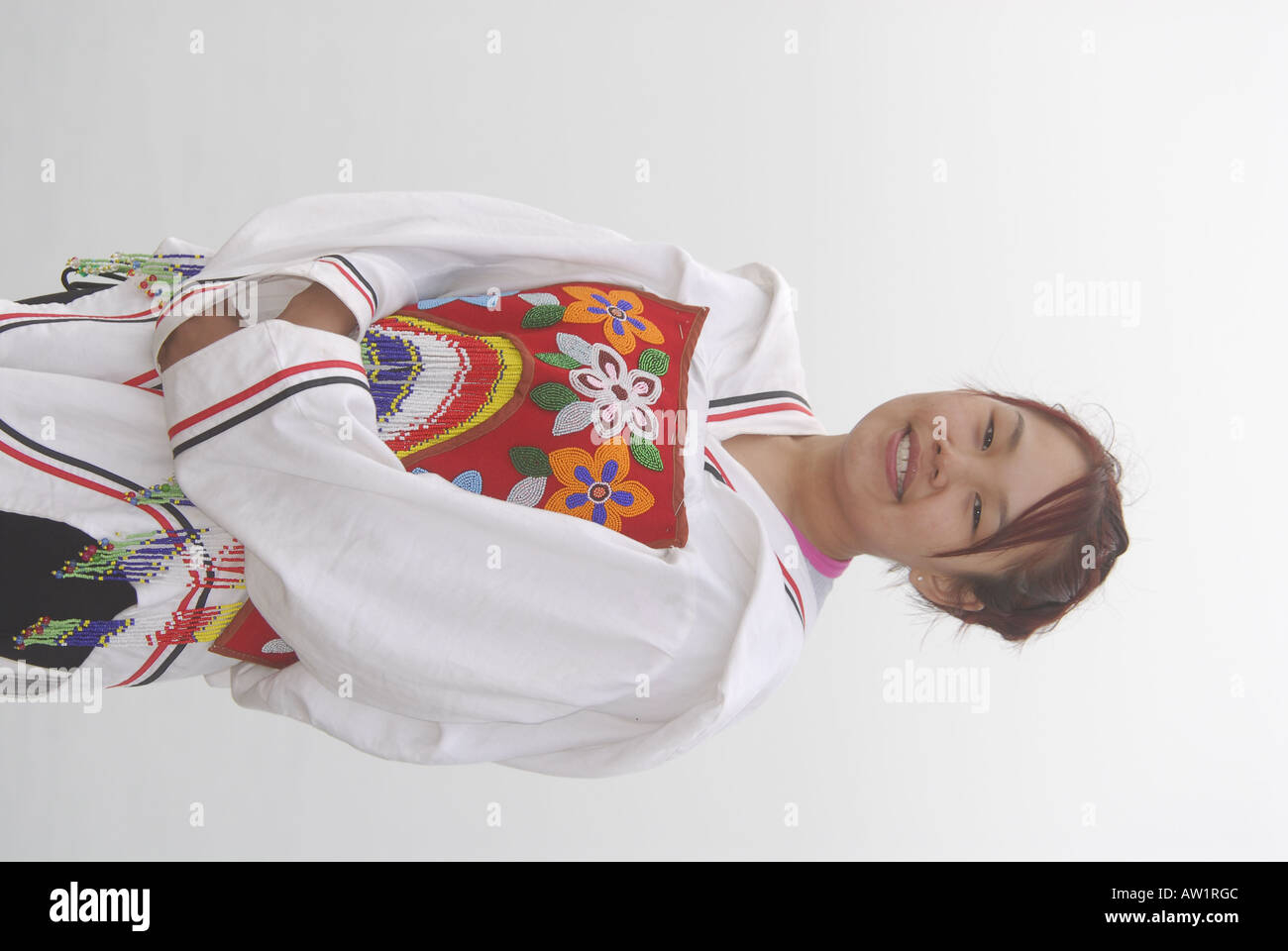 Les adolescents inuits parution modèle chants portant leurs vêtements traditionnels M. Pond Inlet, île de Baffin, l'Extrême-Arctique canadien touristiques éloignées isolées brouillard randonnée rock rockly langue les bottes habillées de folklore local Banque D'Images