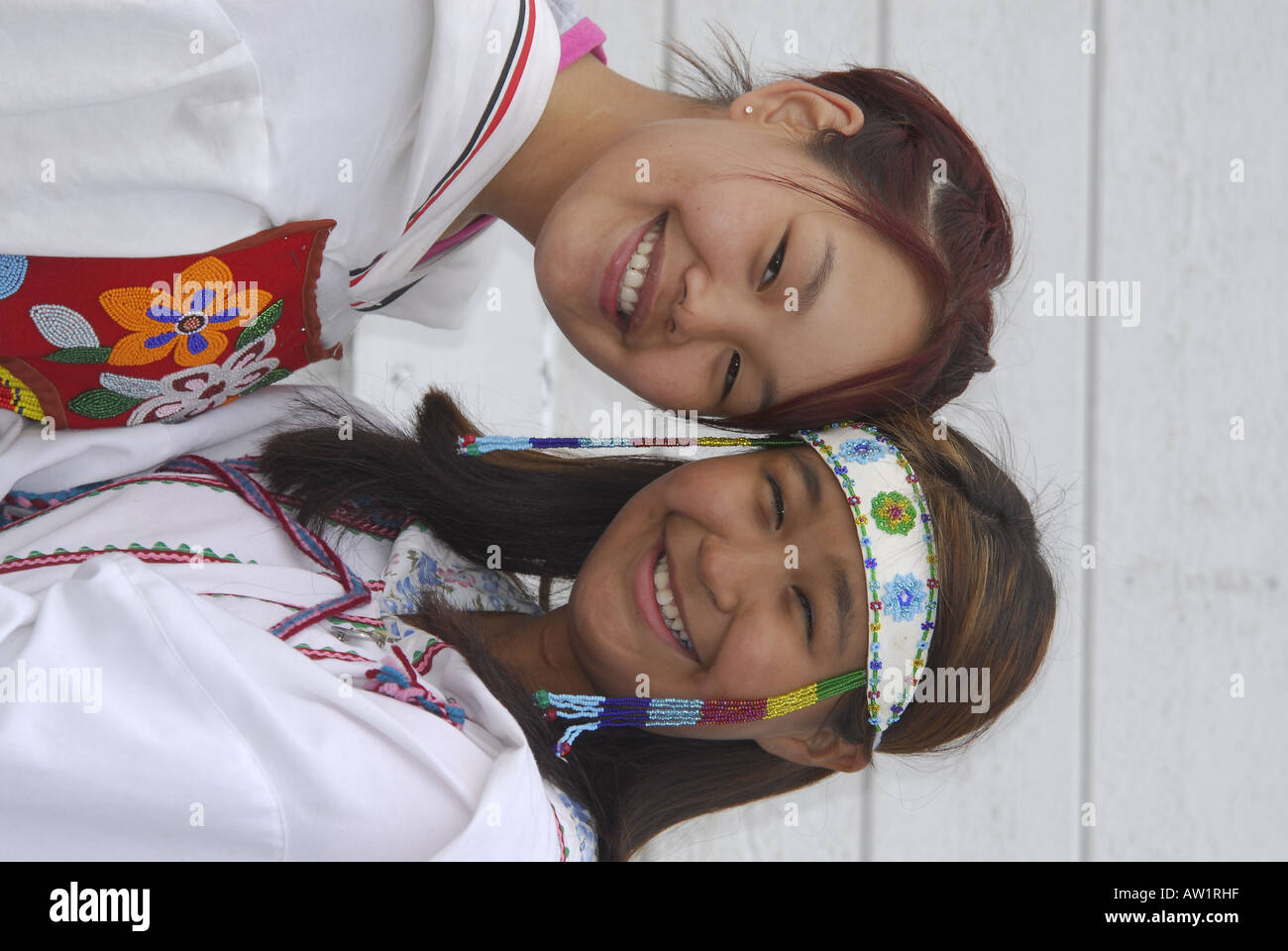 Les adolescents inuits parution modèle chants portant leurs vêtements traditionnels M. Pond Inlet, île de Baffin, l'Extrême-Arctique canadien touristiques éloignées isolées brouillard randonnée rock rockly langue les bottes habillées de folklore local Banque D'Images