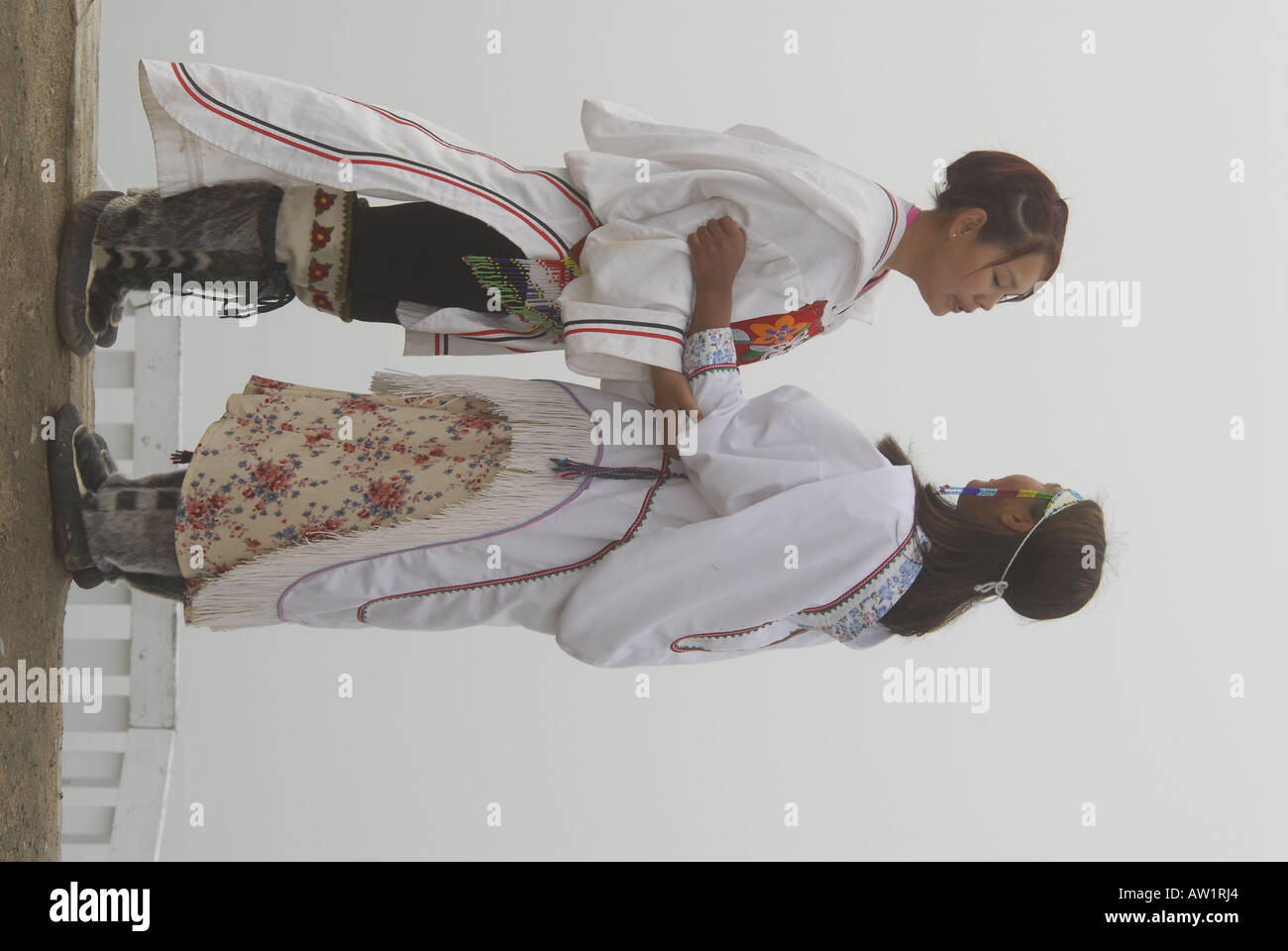 Les adolescents inuits parution modèle chants portant leurs vêtements traditionnels M. Pond Inlet, île de Baffin, l'Extrême-Arctique canadien touristiques éloignées isolées brouillard randonnée rock rockly langue les bottes habillées de folklore local Banque D'Images