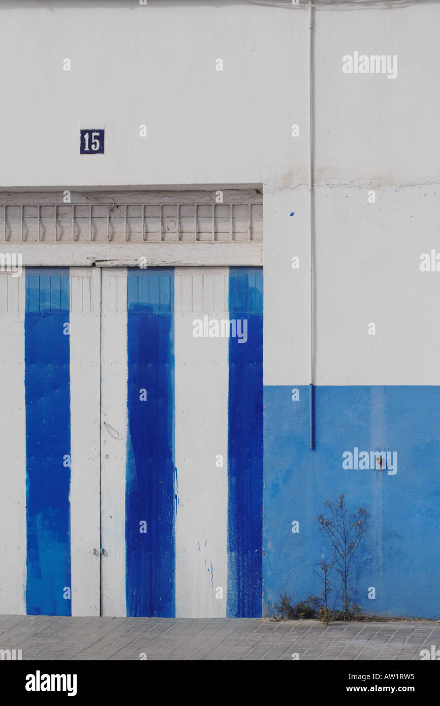 Bandes bleue et blanche avec portes de garage mur bleu en Espagne Banque D'Images