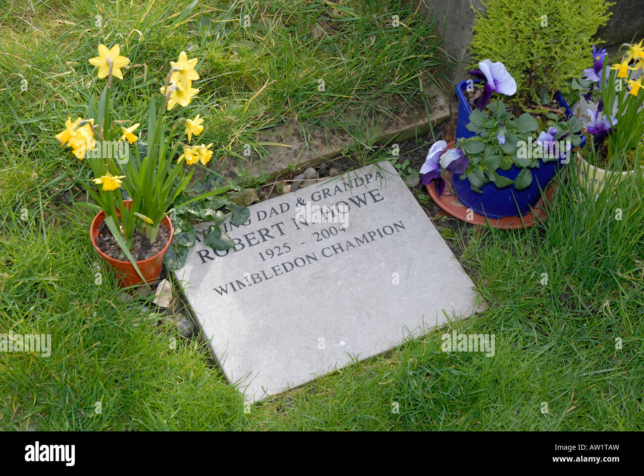 N Robert Howe, champion de Wimbledon, une pierre tombale cimetière de St Dunstan's Parish Church, Cheam, le sud de Londres, en Angleterre. Banque D'Images