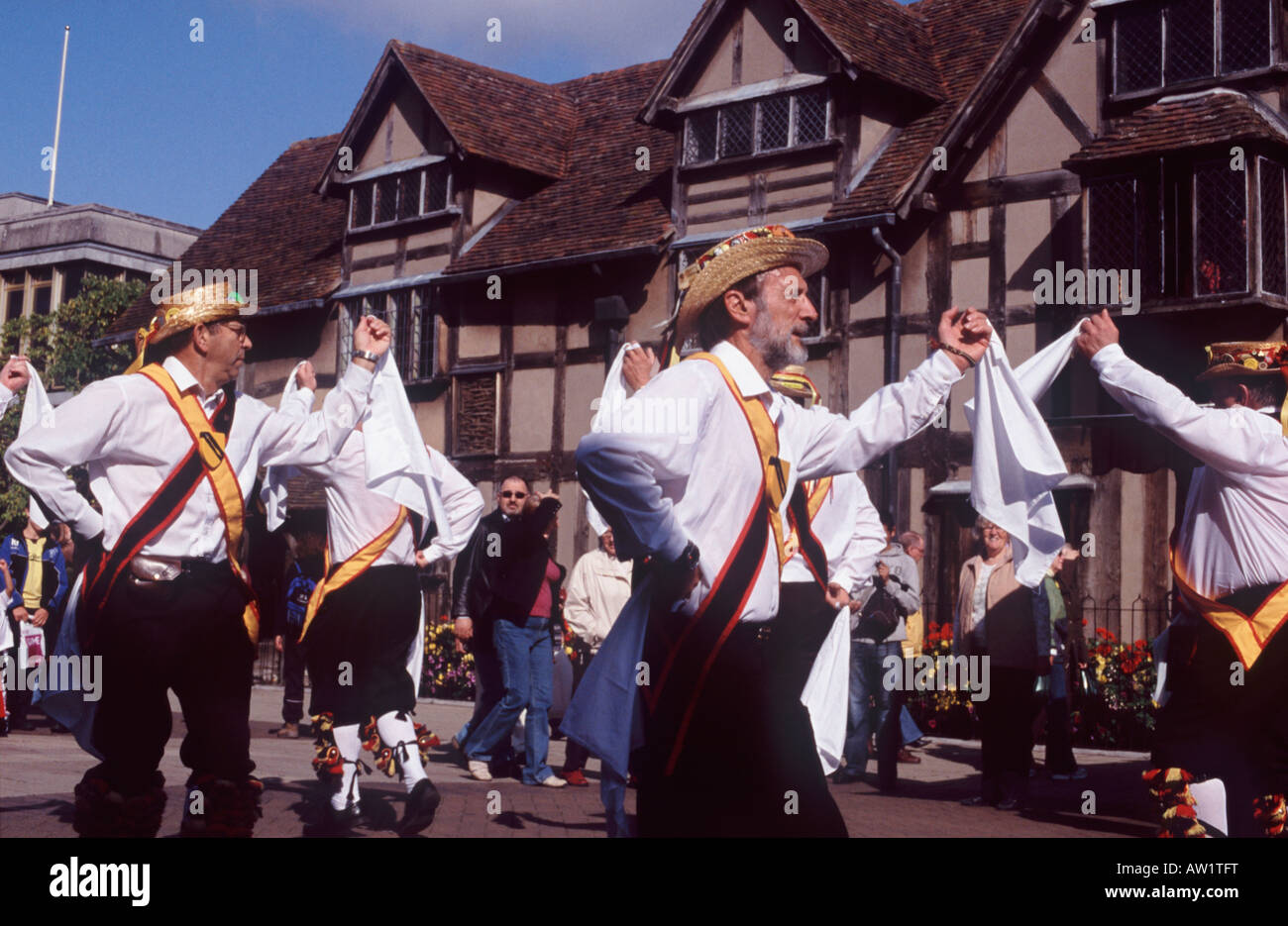 Morris Men dancing avec des mouchoirs blancs en face de la maison, le lieu de naissance de Shakespeare de Stratford-upon-Avon, Angleterre Banque D'Images