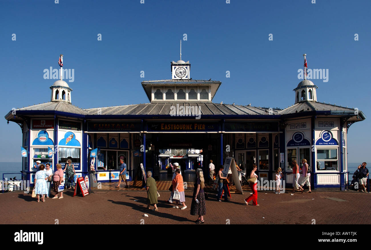 La jetée d''Eastbourne, Angleterre, Grande-Bretagne. L'attraction vend du poisson et des frites et de la crème glacée à des millions de visiteurs chaque année. Banque D'Images La jetée d''Eastbourne, Angleterre, Grande-Bretagne. L'attraction vend du poisson et des frites et de la crème glacée à des millions de visiteurs chaque année. Banque D'Images