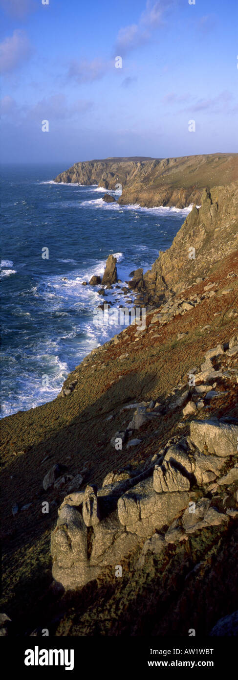 Grosse Mer et falaises sur la côte ouest de l'île de Lundy dans le chenal de Bristol Devon, Angleterre Banque D'Images