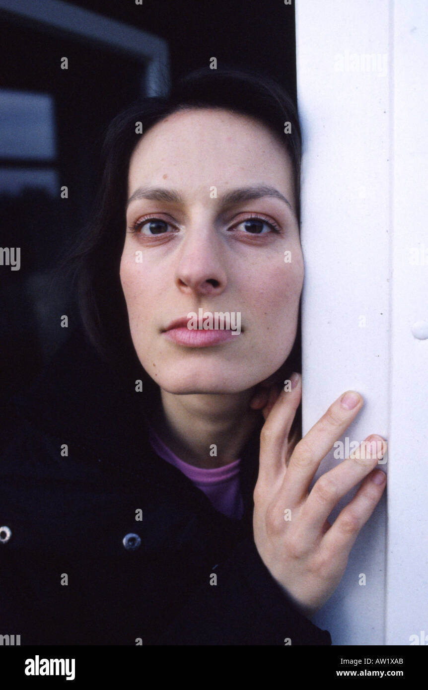 Portrait d'une jolie fille à la recherche d'une porte Banque D'Images