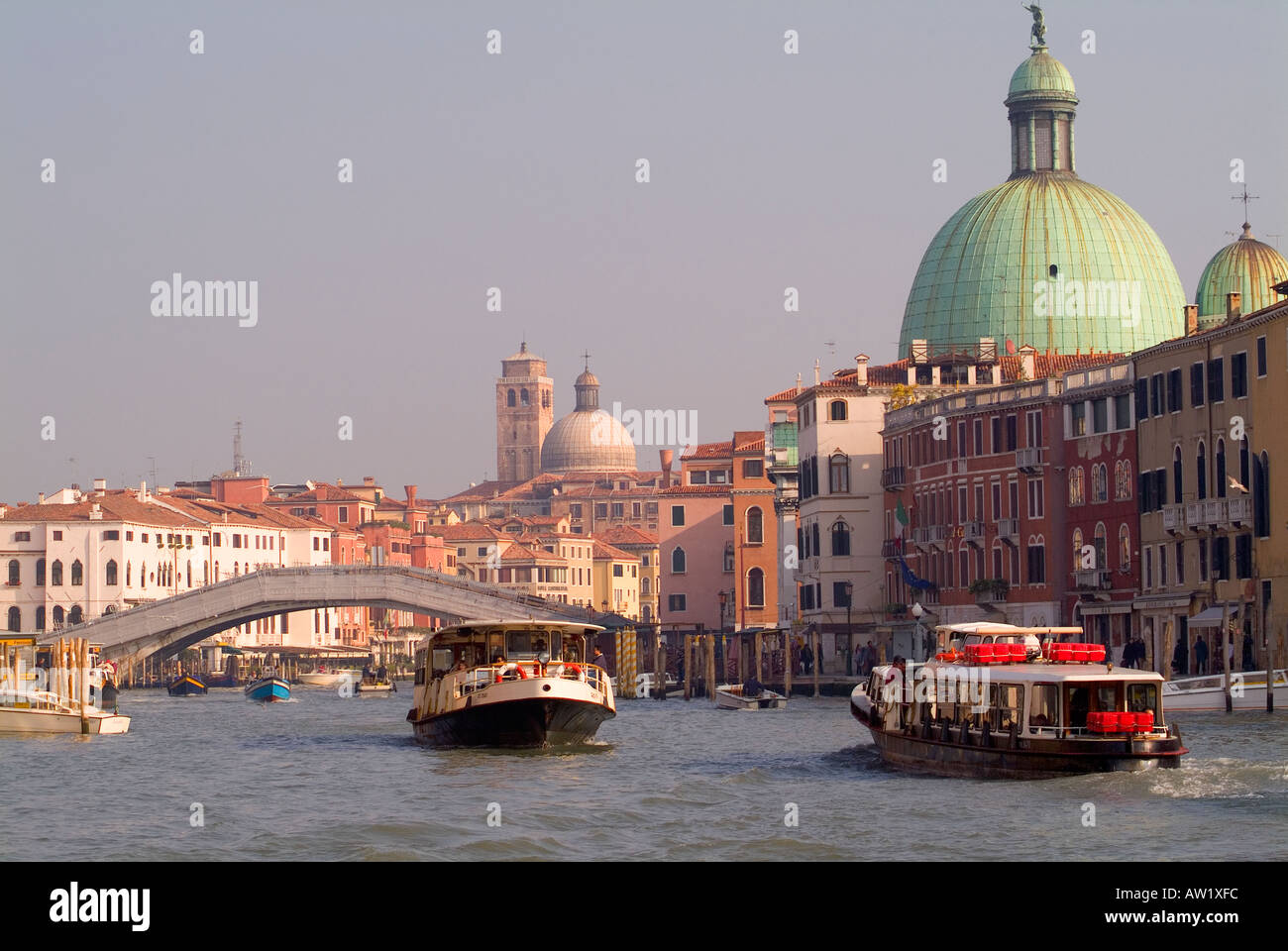 Un Vaporetto et bateau à Ferrovia sur le Grand Canal Venise Italie Banque D'Images