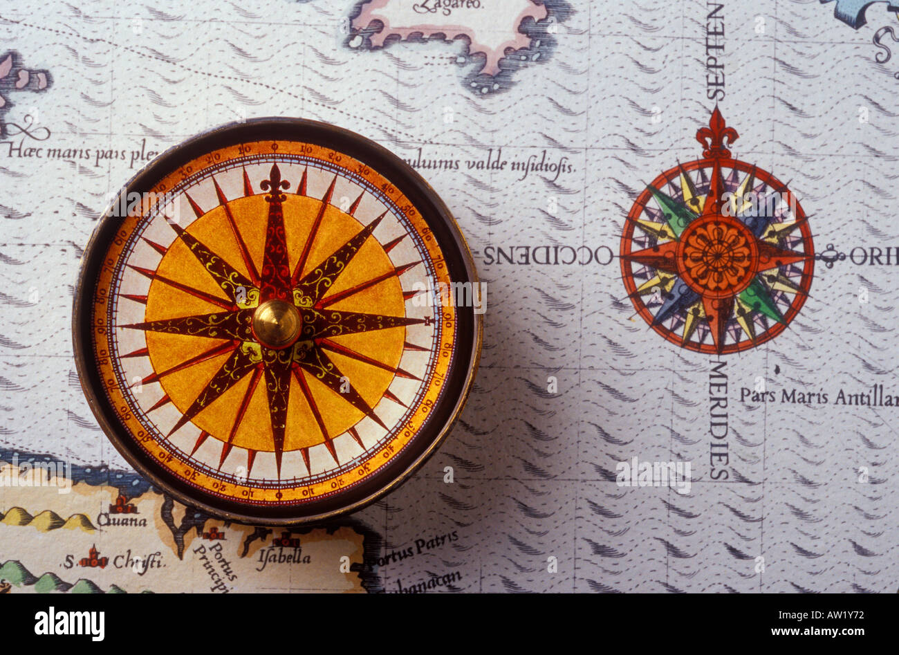 Ancien compas sur la carte avec la boussole rose Banque D'Images