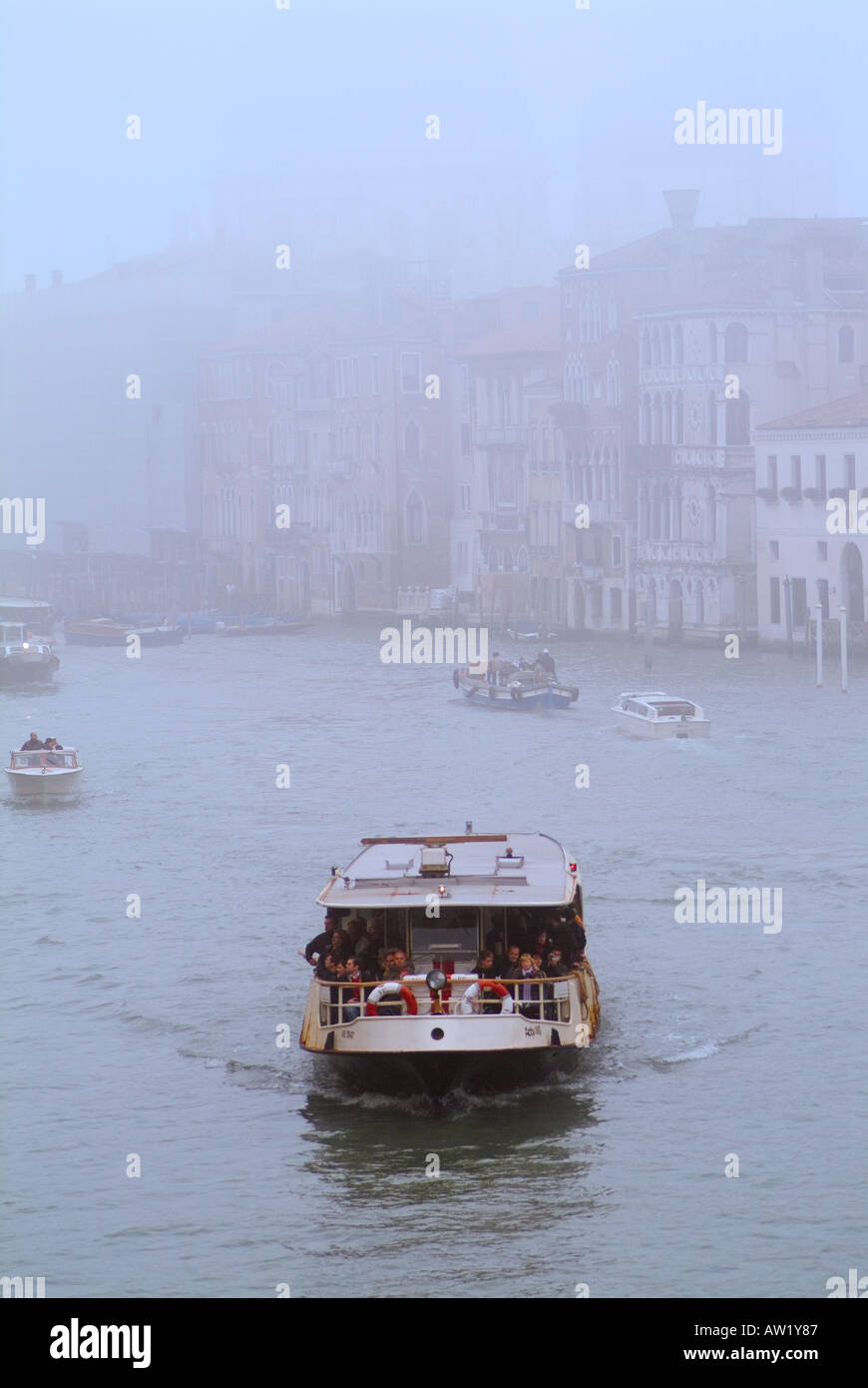 Service de traversier vaporetto numéro 1 sur le Grand Canal Venise Italie sur un jour d'hiver brumeux en novembre 2005 Banque D'Images