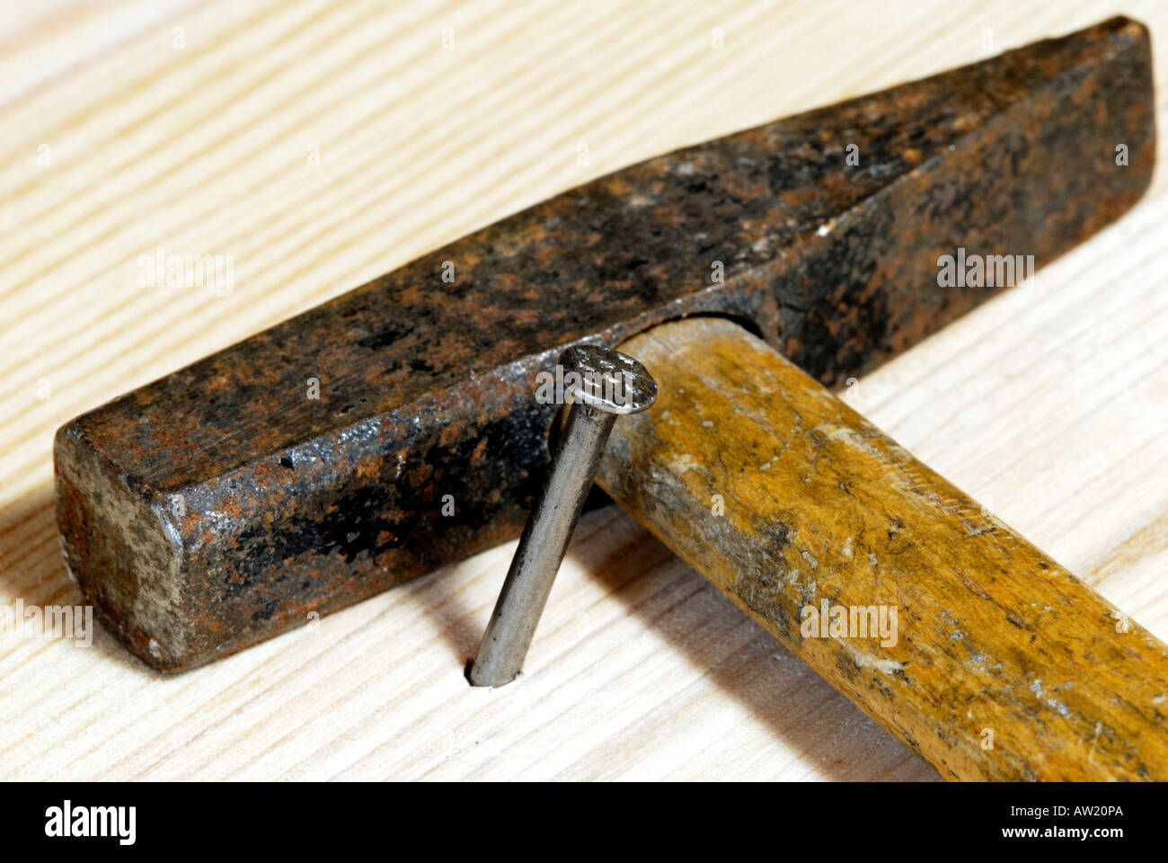 Dans l'ongle et d'un marteau en bois Banque D'Images