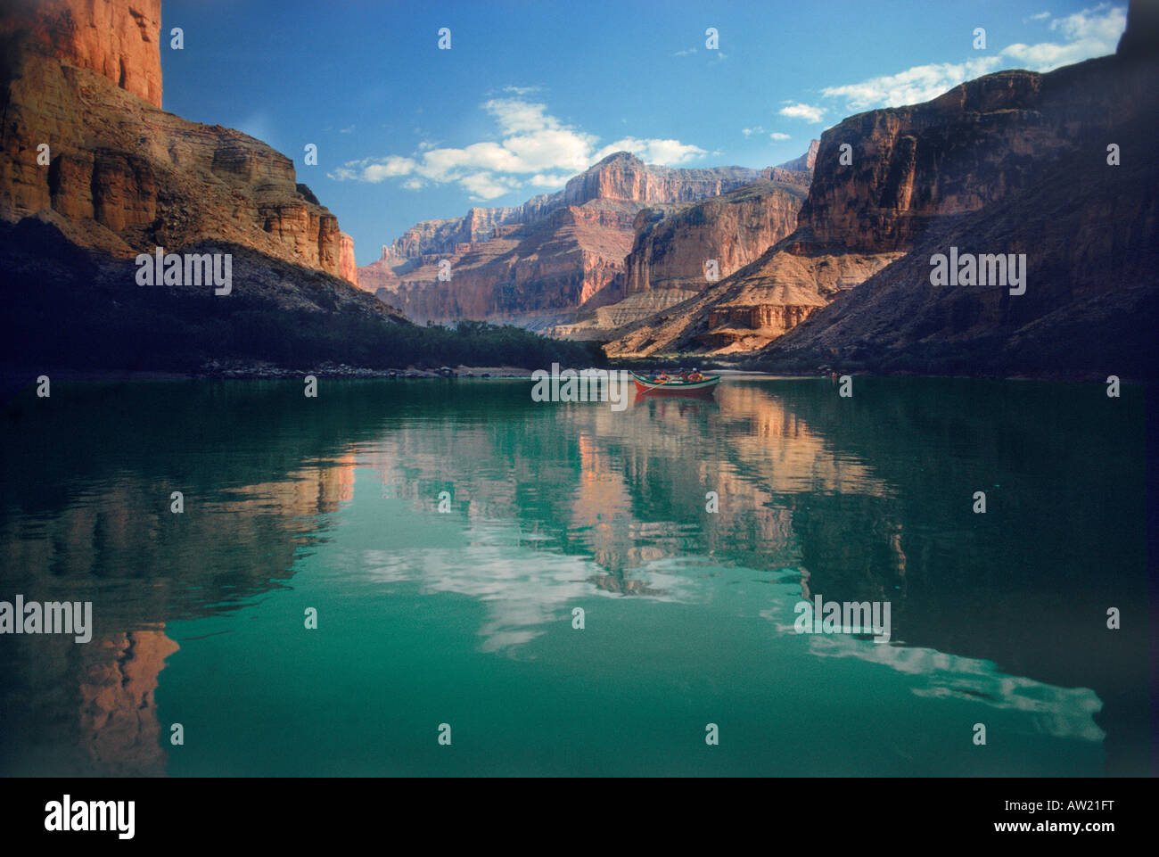 Grand Canyon Colorado River vers le bas flottant Dory président Harding Rapids ci-dessus entre les murs de canyon Banque D'Images