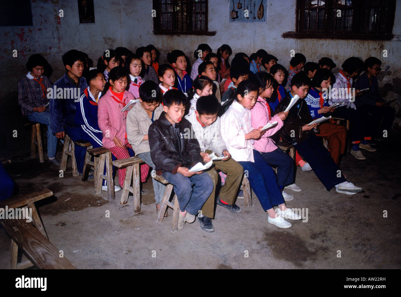 L'école primaire des enfants assis en classe rurale près de Guilin en Chine Banque D'Images