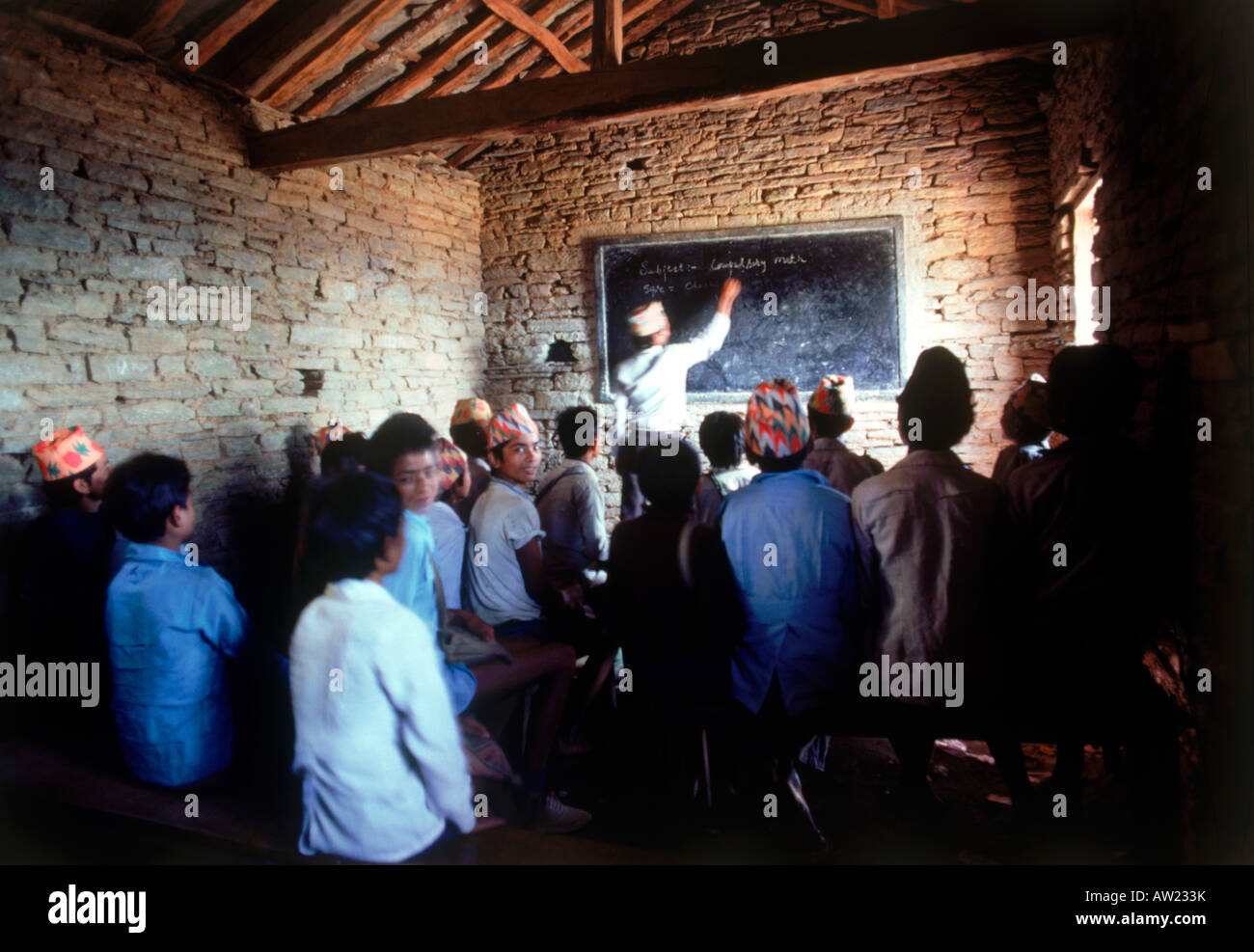 L'école secondaire avec les garçons que dans l'Himalaya du Népal Banque D'Images