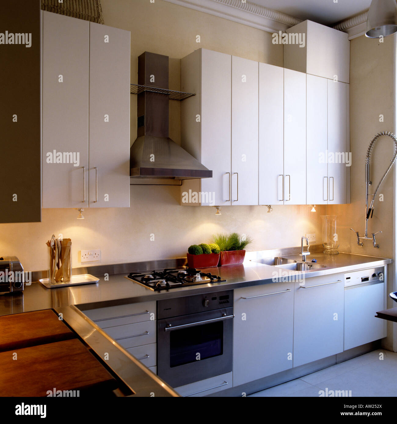 Cuisine équipée moderne en appartement à Londres Banque D'Images