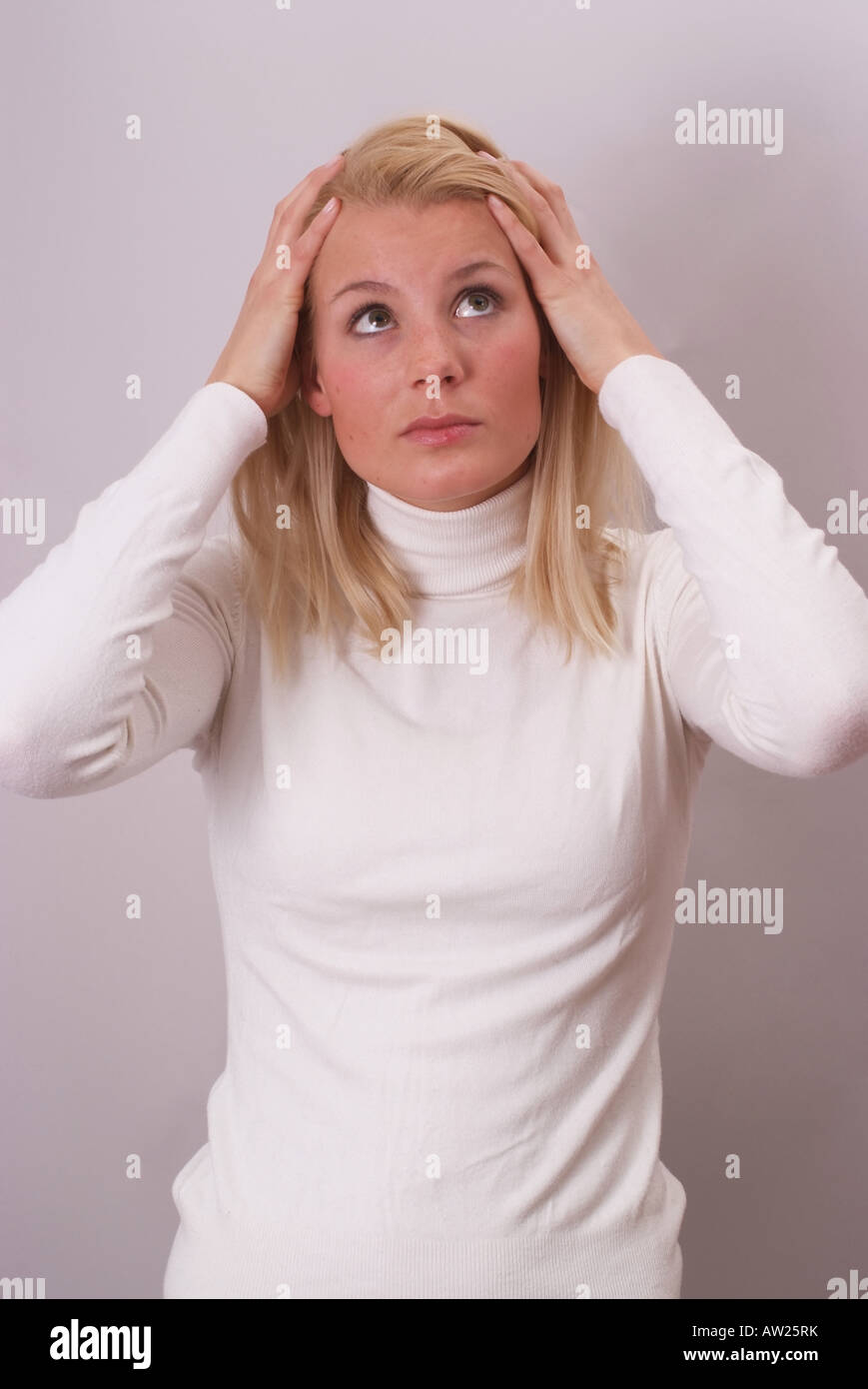 Femme avec maux de tête | Frau mit Kopfschmerzen Banque D'Images