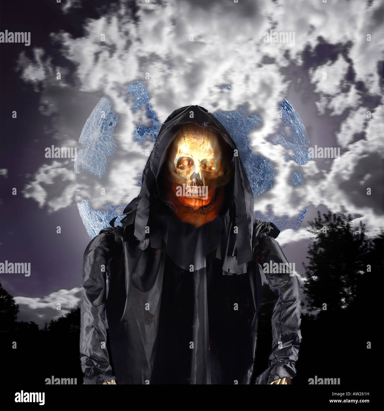 Démon crâne mal Ghost avec Pleine lune le soir de l'Halloween Banque D'Images