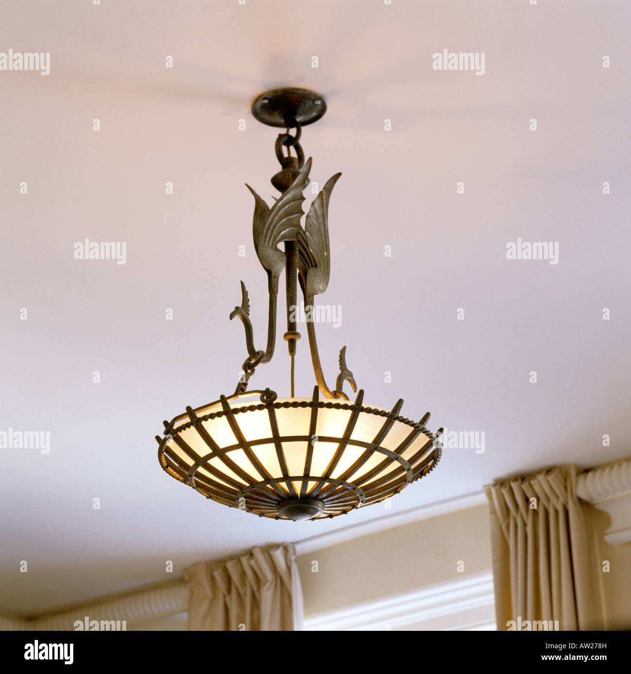Lampe de plafond en fonte avec motif oiseau stylisé Banque D'Images