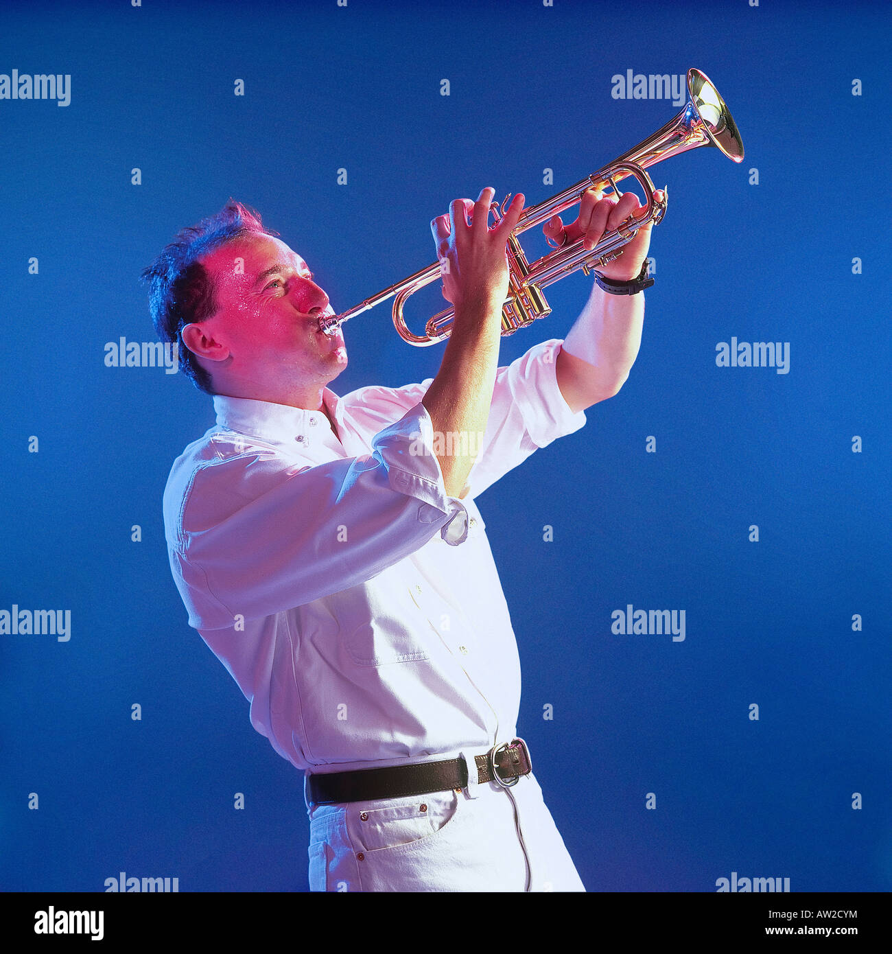 Trumpet player sur fond bleu Banque D'Images