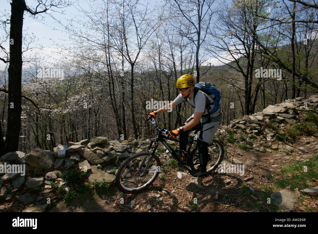 Équitation, VTT à l'Italie. Torino, Val Sangone, Piémont. Banque D'Images