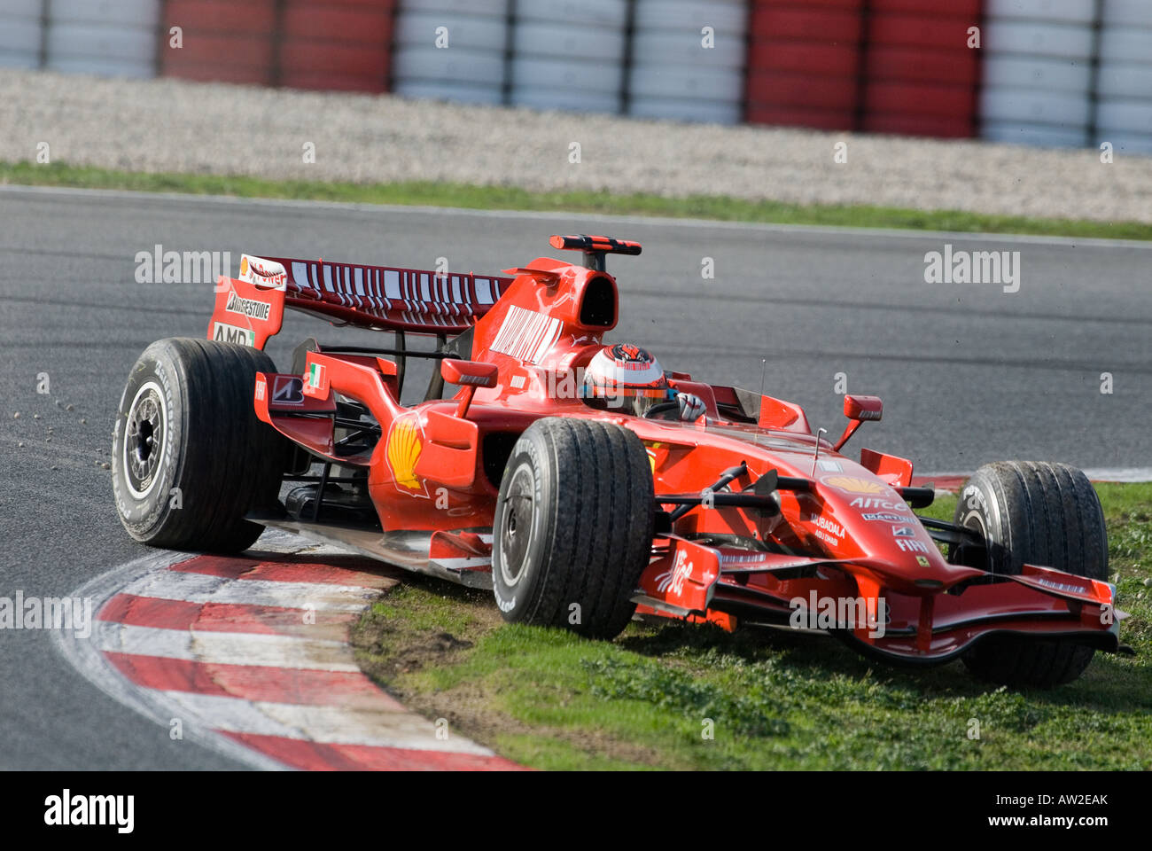 Kimi RAEIKKOENEN (FIN) dans la Ferrari F2008 voiture de Formule 1 diapositives en dehors de la piste au cours de séances d'examens en février 2008 Banque D'Images