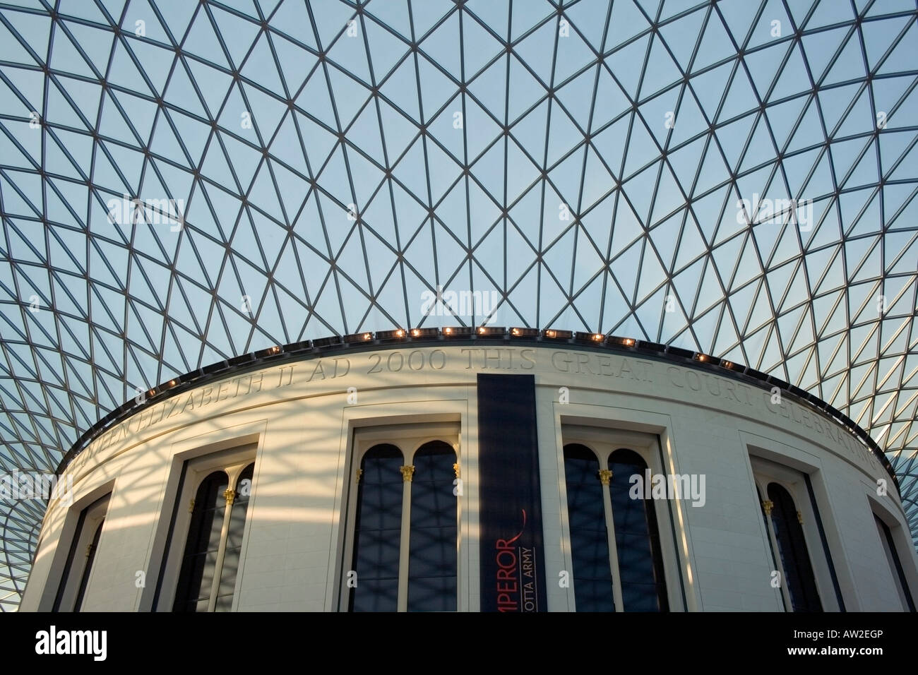 British Museum, Londres. La première salle de lecture circulaire entourée d'un toit en verre Tesselé Banque D'Images