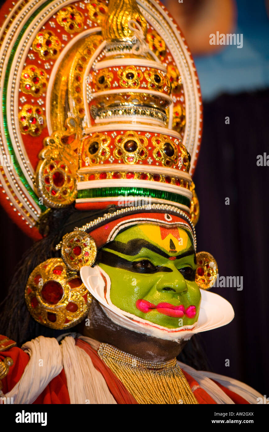 Danseuse de Kathakali wearing colorful maquillage et coiffure, centre culturel de Cochin, Cochin, Kerala, Inde Banque D'Images