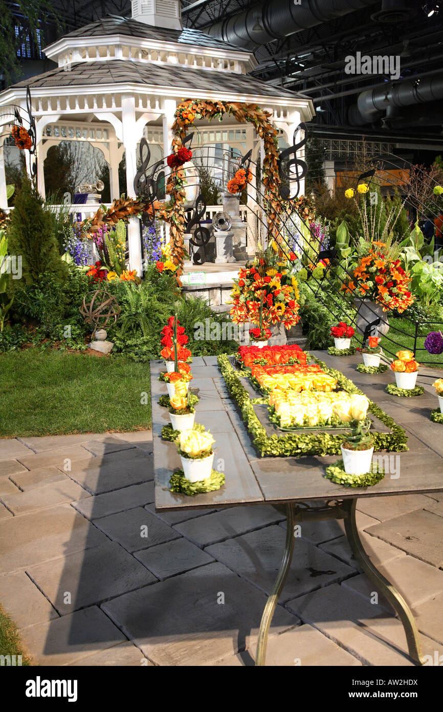 Gazebo blanc avec grand garde-corps en métal comme des lignes de musique en ondulant. notes de musique sont faits de boules de fleurs Banque D'Images
