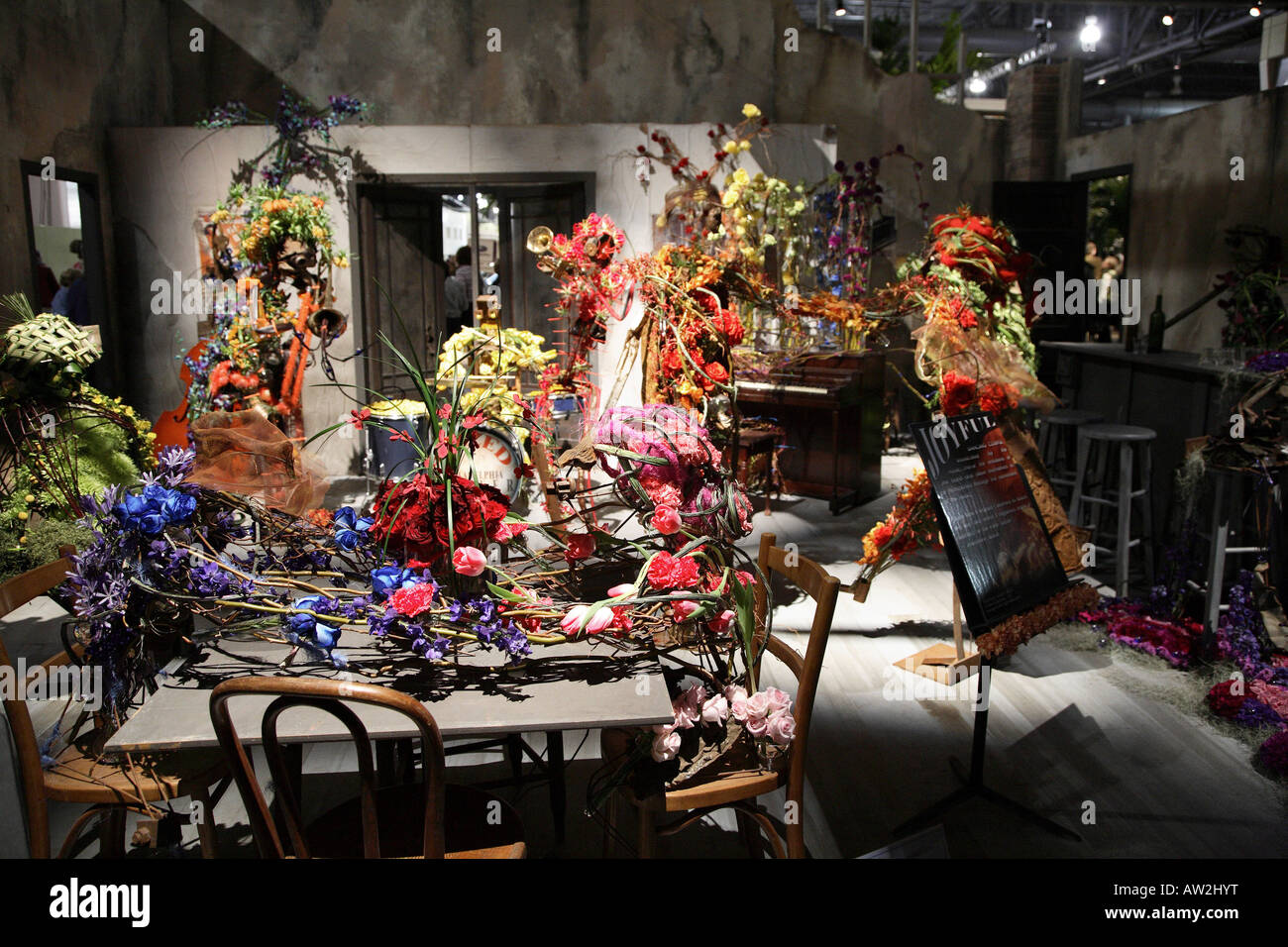 Stick figures fleur scène. Deux "amants ; s'asseoir à table en premier plan holding hands over table avec musiciens et barmaid derrière Banque D'Images