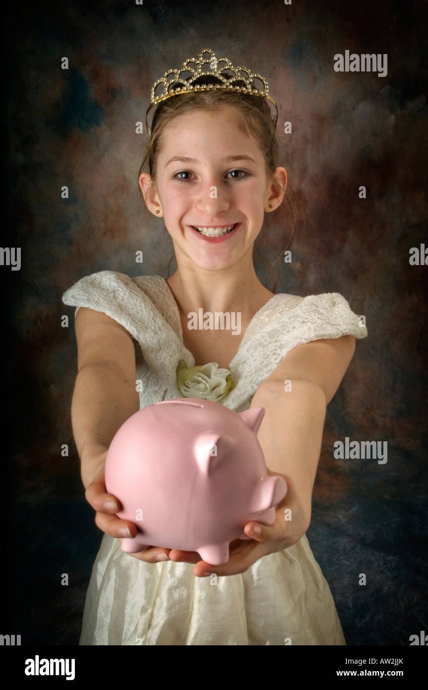 Young Girl holding piggy bank Banque D'Images